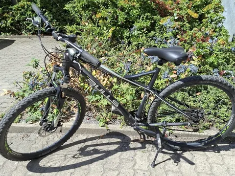 Schwarzes Herrenfahrrad