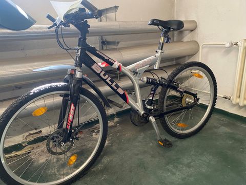 Schwarz-silbernes Herrenfahrrad