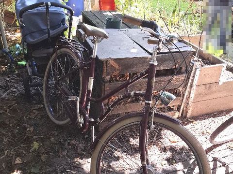 Dunkelrotes Damenfahrrad
