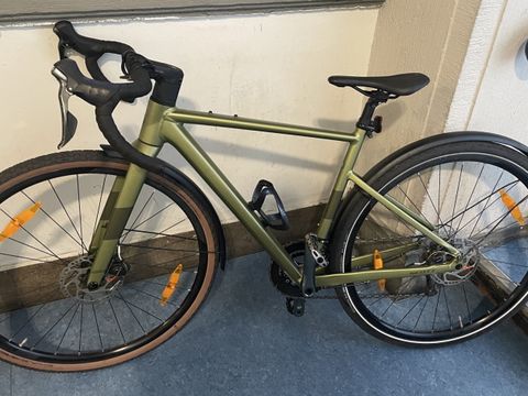 Olivgrünes Fahrrad