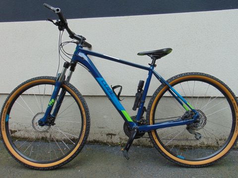 Blaues Herrenfahrrad
