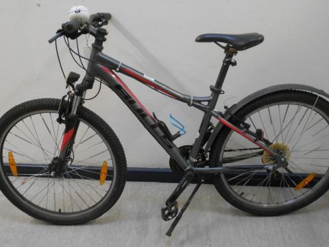 Anthrazitfarbenes Fahrrad