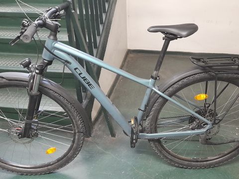 Blaues Herrenfahrrad