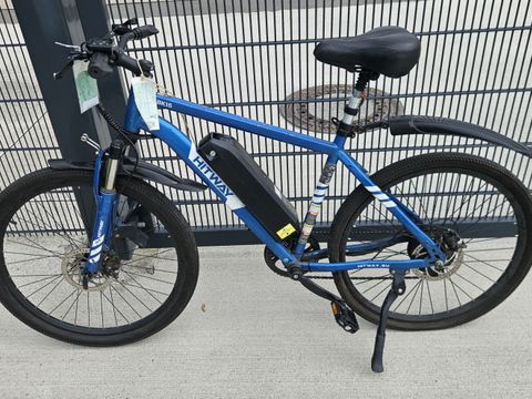 Blaues E-Bike