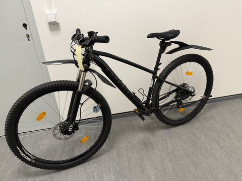 Schwarzes Herrenfahrrad