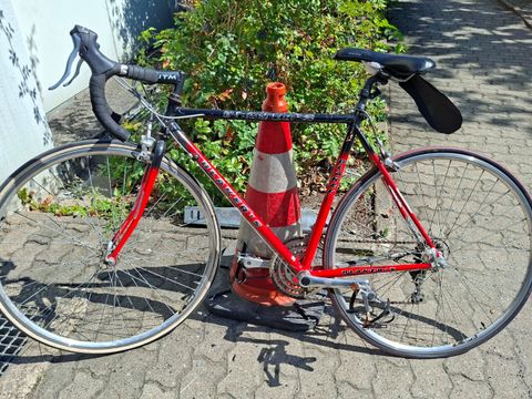 Schwarz-rotes Herrenfahrrad