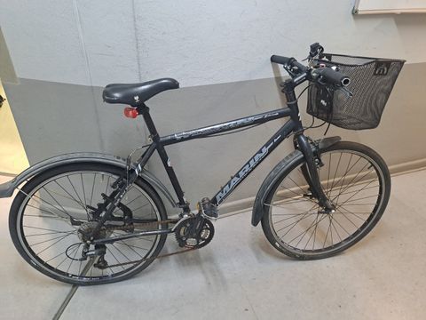 Schwarzes Herrenfahrrad