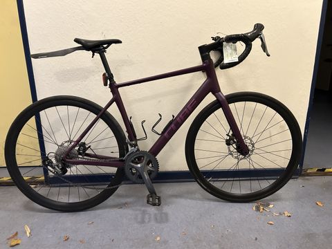 Lilafarbenes Herrenfahrrad