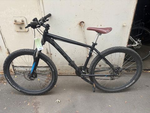 Schwarzes Herrenfahrrad