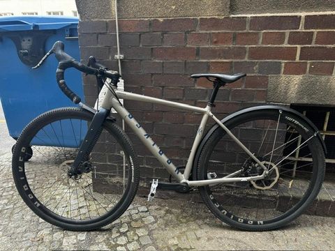 Silberfarbenes Herrenfahrrad
