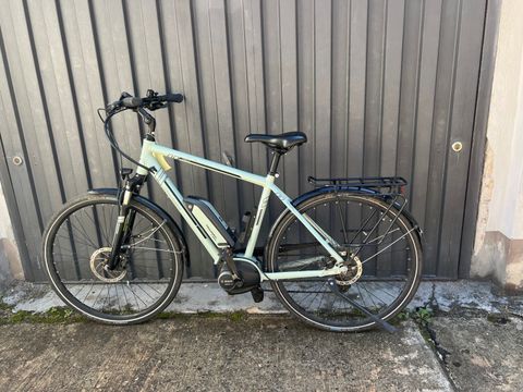 Mint-grünes E-Bike