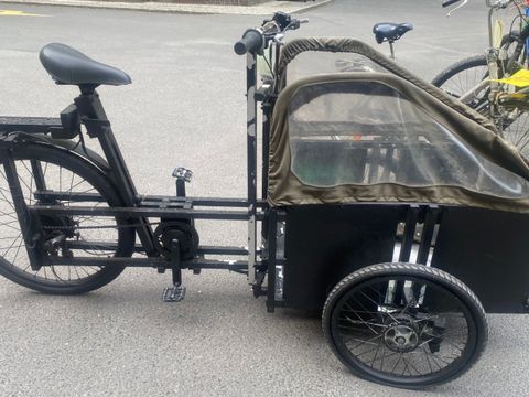 Schwarzes Lastenfahrrad