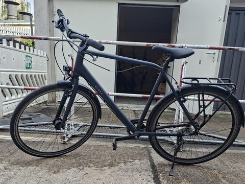 Dunkelblaues Fahrrad