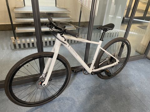 Weißes Herrenfahrrad