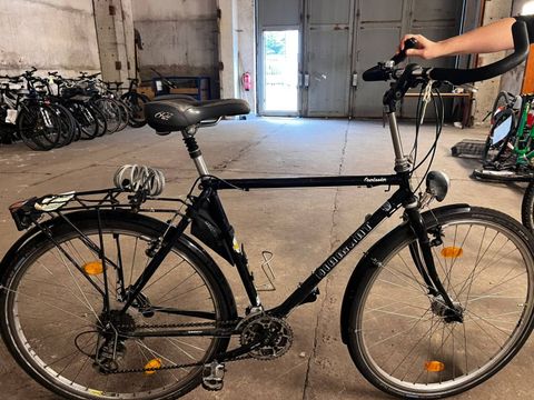 Schwarzes Herrenfahrrad