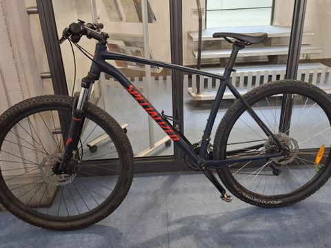 Dunkelblaues Herrenfahrrad