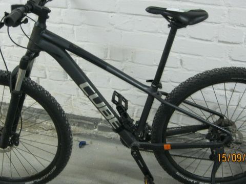 Anthrazitfarbenes Herrenfahrrad