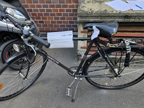 Schwarzes Herrenfahrrad