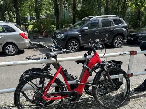 Rotes E-Bike