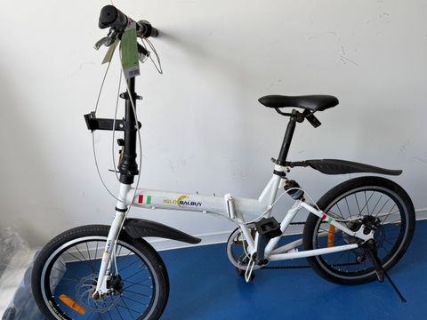 Weißes Klappfahrrad