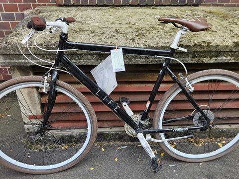 Schwarzes Herrenfahrrad
