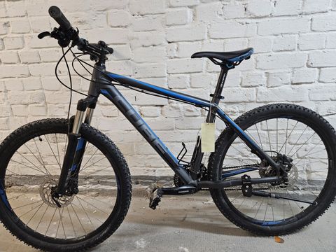 Schwarz-blaues Herrenfahrrad