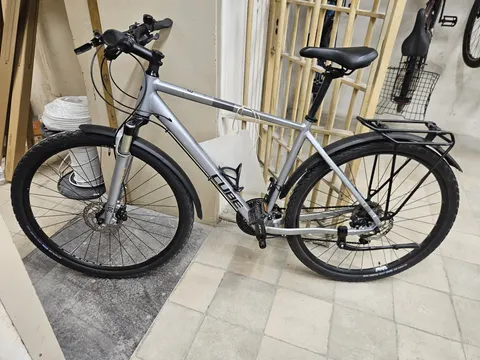 Silberfarbenes Trekkingrad