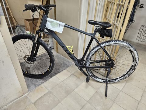 Graues Herrenfahrrad