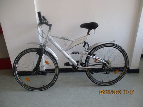 Weißes Herrenfahrrad