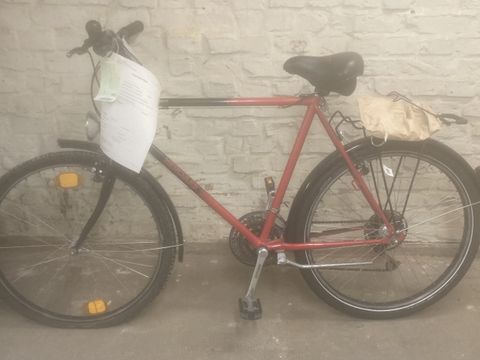 Rot-schwarzes Herrenfahrrad