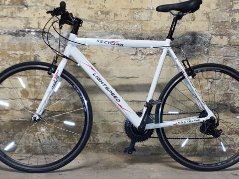 Weißes Herrenfahrrad