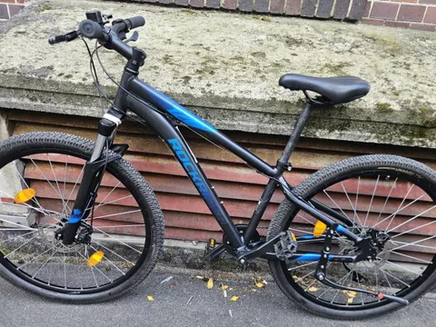 Blau-schwarzes Herrenfahrrad
