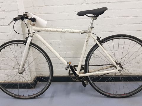 Weißes Herrenfahrrad