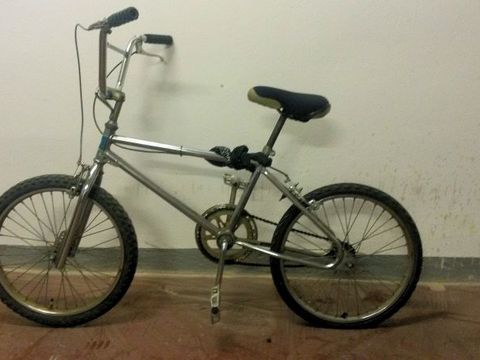 Silberfarbenes BMX-Rad