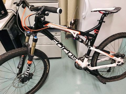 Schwarz-weißes Mountainbike