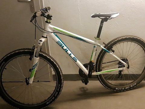 Weißes Herrenfahrrad