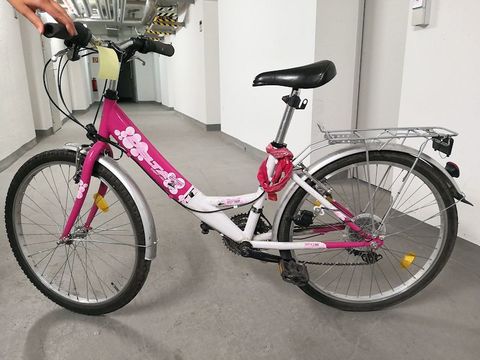 Rosa-weißes Kinderfahrrad