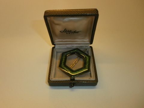 Grüne hexagonale Brosche (Inhalt des braunen Schmuckkästchens)
