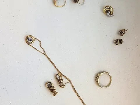 Goldene Kette mit Anhänger, goldene Ringe, goldene Ohrstecker