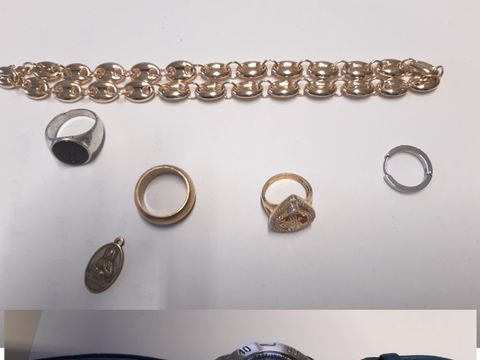 Schmuck und Armbanduhr