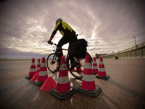 Fahrradfahrer zwischen Pylonen