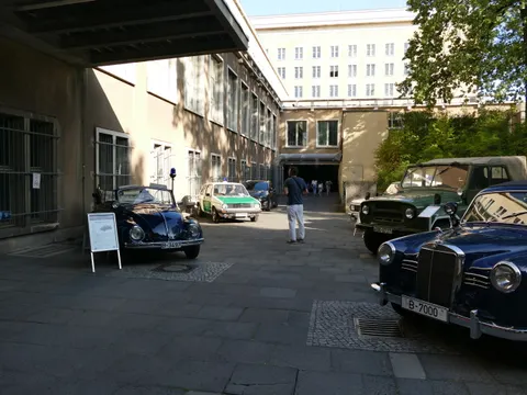 Hof mit historischen Fahrzeugen