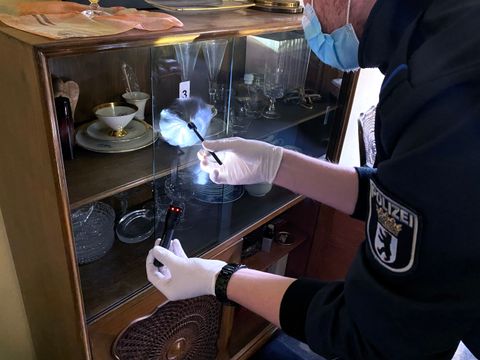 Fingerabdruckspuren werden auf Vitrine gesichert