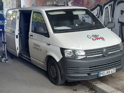 Auffindesituation des Geldtansporters am Edenkobener Weg (Bild: bekannt)