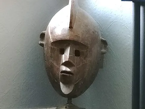Maske mit Stele