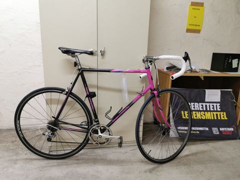 Schwarz-pinkfarbenes Rennrad