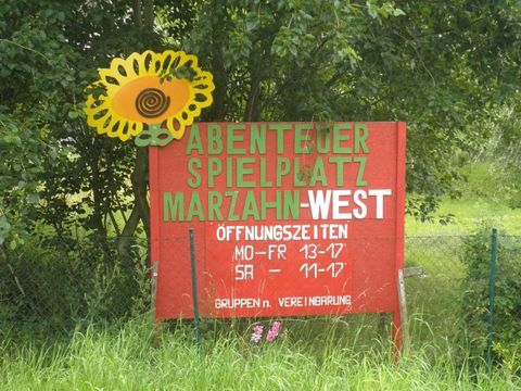 Eingangsschild zum Bürgergarten Marzahn-West