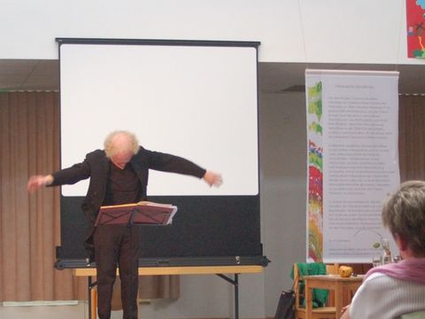 Dirigent im Theaterstück Dachstube