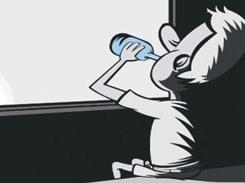 Mann mit einer Flasche in der Hand