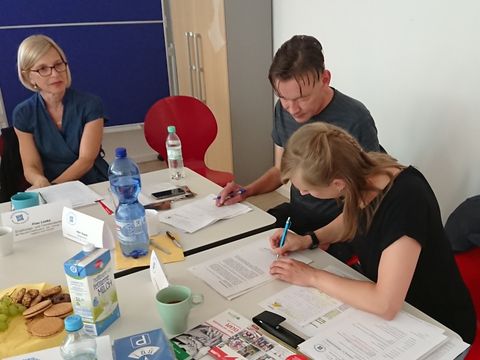 Das Koordinierungsgremium besiegelt mit der Unterschrift die Aufnahme der ZIK – zuhause im Kiez gGmbH.